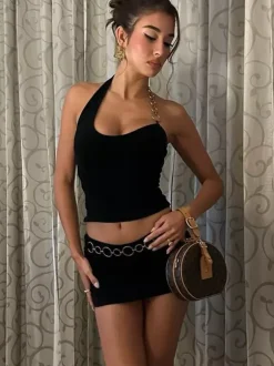 Ensemble deux pièces noir style resort avec chaînes jupe asymétrique sexy sans manches à dos nu.