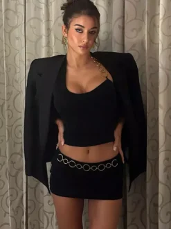 Ensemble deux pièces noir style resort avec chaînes jupe asymétrique sexy sans manches à dos nu.