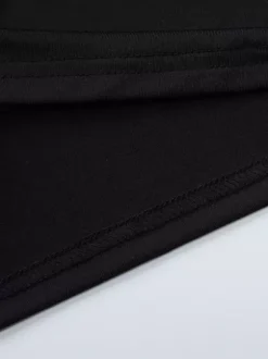 Ensemble deux pièces noir style resort avec chaînes jupe asymétrique sexy sans manches à dos nu.