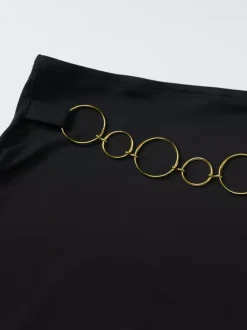 Ensemble deux pièces noir style resort avec chaînes jupe asymétrique sexy sans manches à dos nu.