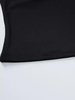 Ensemble deux pièces noir style resort avec chaînes jupe asymétrique sexy sans manches à dos nu.