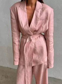 Ensemble deux pièces : pantalon rose chic à ceinture haut en coton à manches longues et col rabattu.