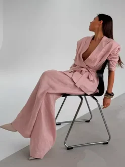 Ensemble deux pièces : pantalon rose chic à ceinture haut en coton à manches longues et col rabattu.