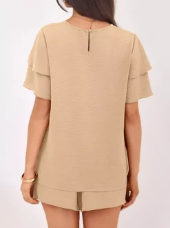 Ensemble deux pièces : pantalon t-shirt noir à col rond et manches courtes.