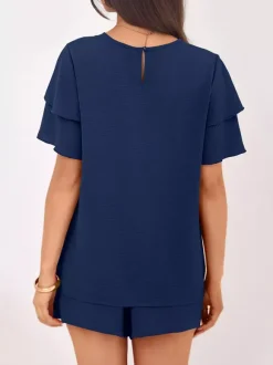 Ensemble deux pièces : pantalon t-shirt noir à col rond et manches courtes.
