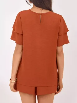 Ensemble deux pièces : pantalon t-shirt noir à col rond et manches courtes.