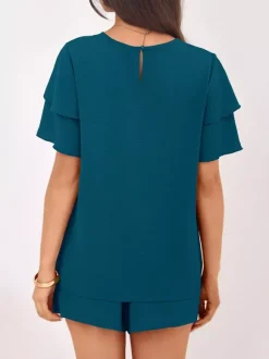 Ensemble deux pièces : pantalon t-shirt noir à col rond et manches courtes.