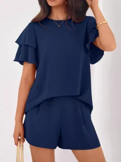 Ensemble deux pièces : pantalon t-shirt noir à col rond et manches courtes.