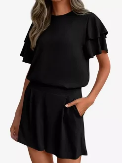 Ensemble deux pièces : pantalon t-shirt noir à col rond et manches courtes.