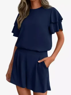 Ensemble deux pièces : pantalon t-shirt noir à col rond et manches courtes.