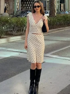 Ensemble deux pièces à pois abricot débardeur à manches courtes et col en V avec bretelles à nouer jupe midi