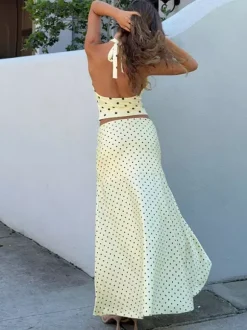 Ensemble deux pièces à pois pour femme - Haut blanc dos nu à col bénitier et jupe longue asymétrique à volants - Vacances d'été à la plage 2026