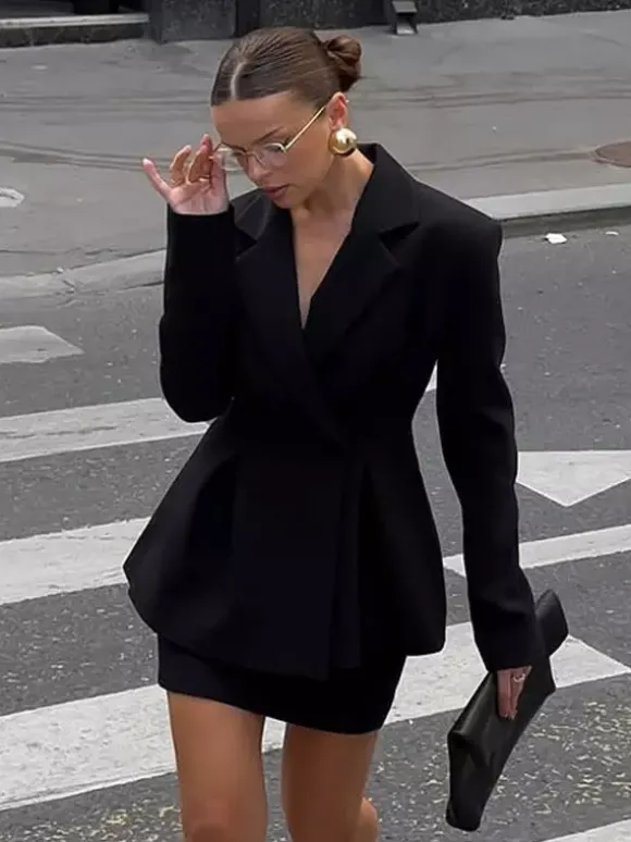 Ensemble deux pièces pour femme : blazer à taille péplum et mini-jupe tailleur croisé.
