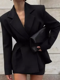 Ensemble deux pièces pour femme : blazer à taille péplum et mini-jupe tailleur croisé.