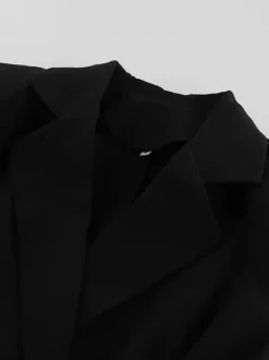 Ensemble deux pièces pour femme : blazer à taille péplum et mini-jupe tailleur croisé.