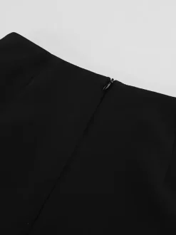 Ensemble deux pièces pour femme : blazer à taille péplum et mini-jupe tailleur croisé.