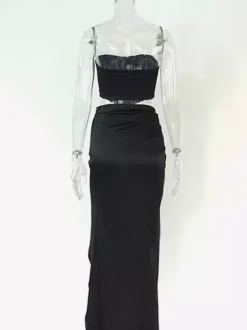 Ensemble deux pièces pour soirées : haut corset bustier à franges et jupe maxi fendue et froncée.