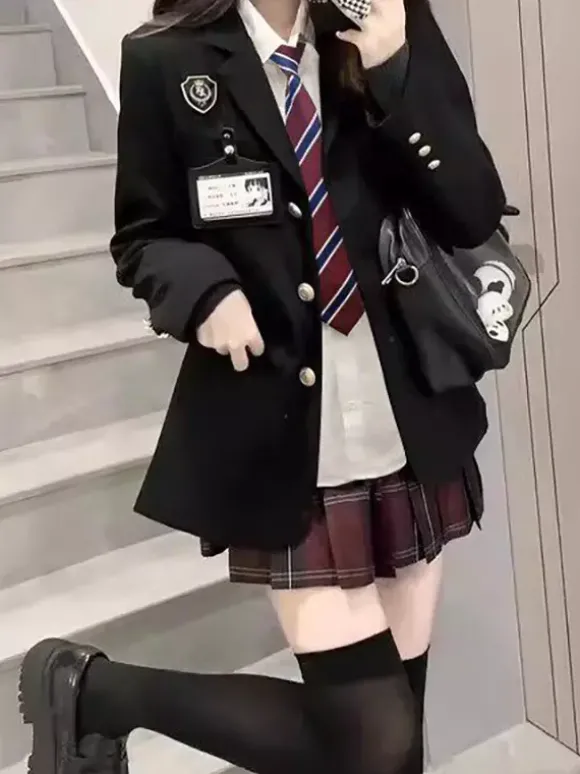 Ensemble Lolita JK d'uniforme scolaire japonais manteau à carreaux noirs à manches longues et jupe plissée.