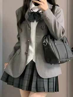 Ensemble Lolita JK d'uniforme scolaire japonais manteau à carreaux noirs à manches longues et jupe plissée.
