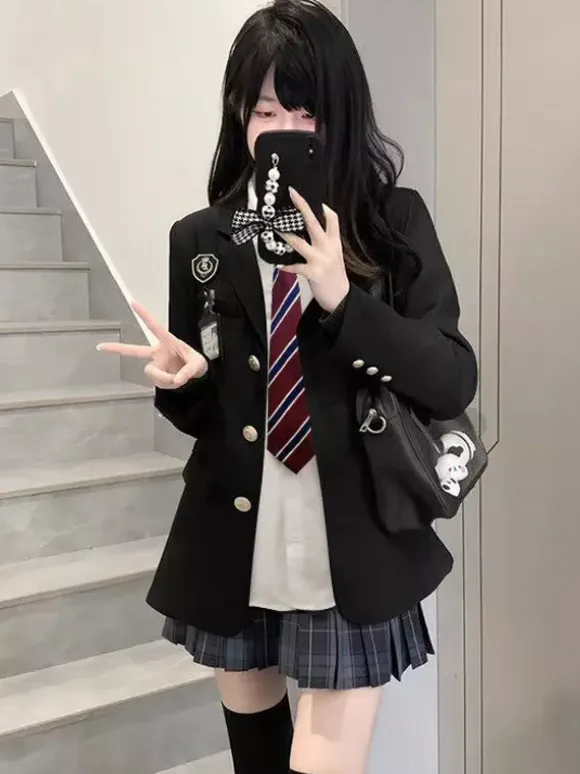Ensemble Lolita JK d'uniforme scolaire japonais manteau à carreaux noirs à manches longues et jupe plissée.