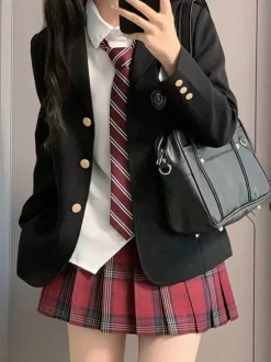 Ensemble Lolita JK d'uniforme scolaire japonais manteau à carreaux noirs à manches longues et jupe plissée.