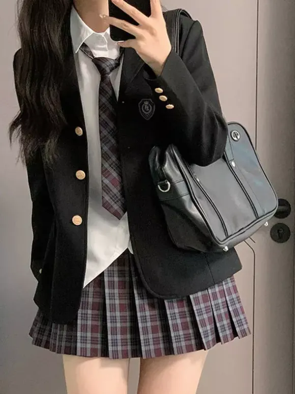 Ensemble Lolita JK d'uniforme scolaire japonais manteau à carreaux noirs à manches longues et jupe plissée.
