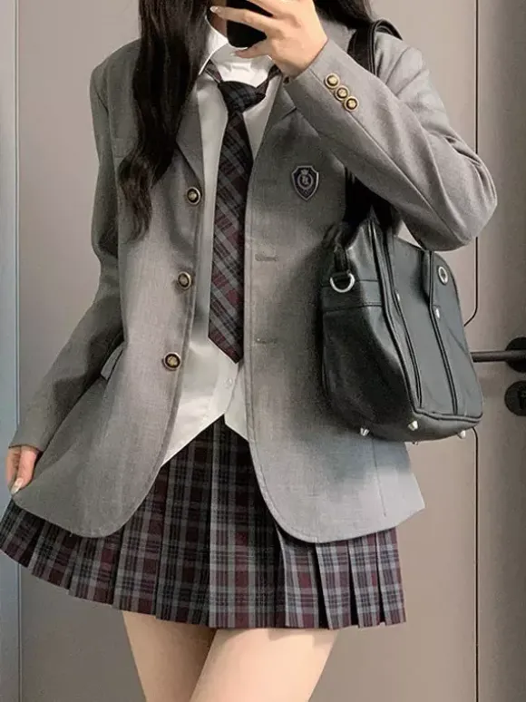 Ensemble Lolita JK d'uniforme scolaire japonais manteau à carreaux noirs à manches longues et jupe plissée.
