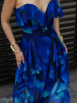 Ensemble maillot de bain bleu chic à volants et bretelles décolletées.
