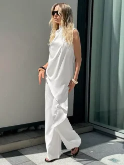Ensemble 2 pièces assorti : haut sans manches à col montant drapé en satin blanc et pantalon à jambes larges
