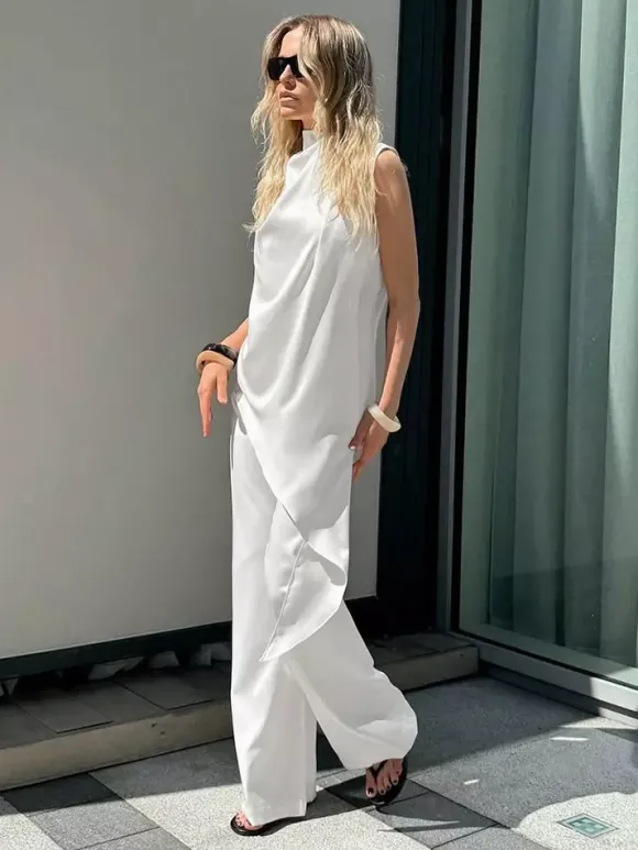 Ensemble 2 pièces assorti : haut sans manches à col montant drapé en satin blanc et pantalon à jambes larges