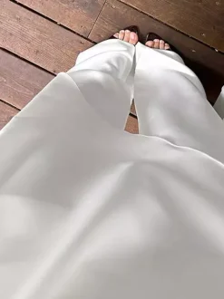 Ensemble 2 pièces assorti : haut sans manches à col montant drapé en satin blanc et pantalon à jambes larges