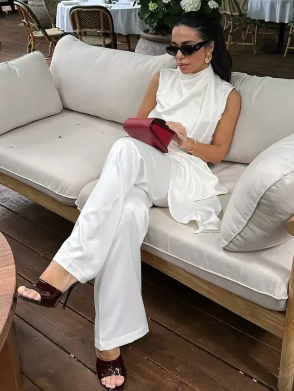 Ensemble 2 pièces assorti : haut sans manches à col montant drapé en satin blanc et pantalon à jambes larges
