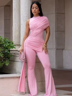Ensemble 2 pièces composé d'un haut drapé à une épaule et d'un pantalon évasé