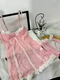 Ensemble 3 pièces de lingerie Babydoll pour femme : robe en dentelle noire bicolore culotte et bas.