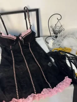 Ensemble 3 pièces de lingerie Babydoll pour femme : robe en dentelle noire bicolore culotte et bas.