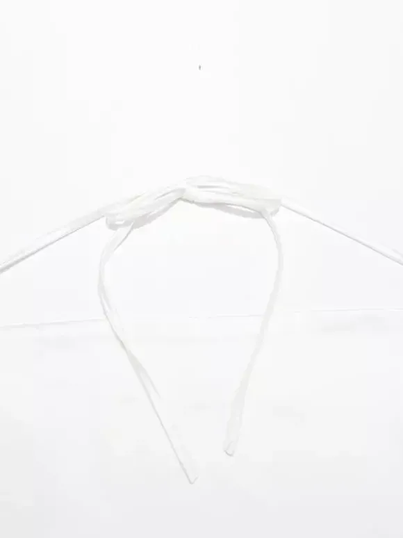 Ensemble 2 pièces : haut court dos nu en satin blanc à décolleté plongeant et jupe longue fendue ornée de dentelle noire
