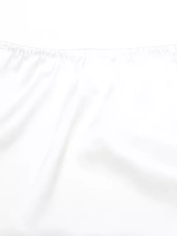 Ensemble 2 pièces : haut court dos nu en satin blanc à décolleté plongeant et jupe longue fendue ornée de dentelle noire
