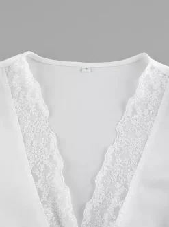 Ensemble 2 pièces pour femme 2026 : haut à col en V bordé de dentelle satinée et mini-jupe à nouer sur le devant