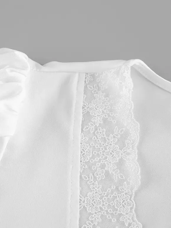 Ensemble 2 pièces pour femme 2026 : haut à col en V bordé de dentelle satinée et mini-jupe à nouer sur le devant