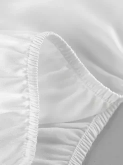 Ensemble 2 pièces pour femme 2026 : haut à col en V bordé de dentelle satinée et mini-jupe à nouer sur le devant