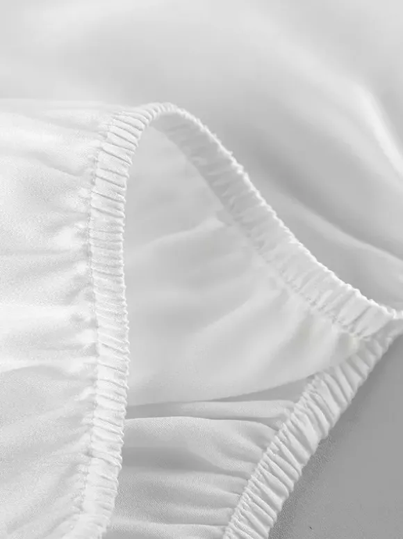 Ensemble 2 pièces pour femme 2026 : haut à col en V bordé de dentelle satinée et mini-jupe à nouer sur le devant