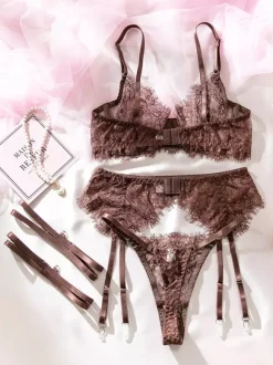 Ensembles 3 pièces de lingerie en dentelle marron : soutien-gorge jarretelle et culotte.