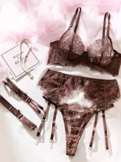 Ensembles 3 pièces de lingerie en dentelle marron : soutien-gorge jarretelle et culotte.
