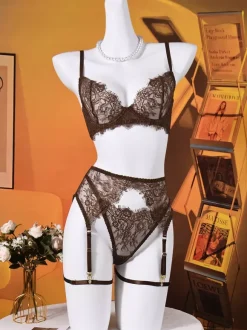 Ensembles 4 pièces en dentelle transparente soutien-gorge jarretière et string marron café avec dentelle cils.