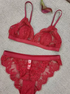 Ensemble soutien-gorge et culotte deux pièces en dentelle rouge transparente