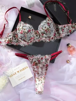 Ensemble soutien-gorge et culotte en dentelle rouge à imprimé floral deux pièces de lingerie.