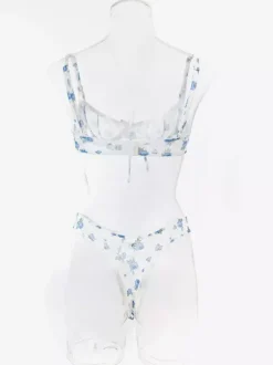 Ensembles 2 pièces de lingerie de mariée : soutien-gorge blanc sans bonnets à imprimé floral et culotte assortie.