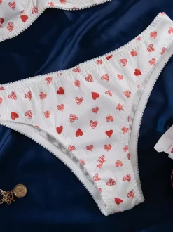 Ensembles 2 pièces de lingerie de mariée à motif c艙urs : soutien-gorge et culotte blancs.