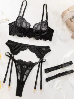 Ensembles 4 pièces de lingerie en dentelle noire : soutien-gorge jarretelle et culotte.