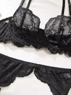 Ensembles 4 pièces de lingerie en dentelle noire : soutien-gorge jarretelle et culotte.